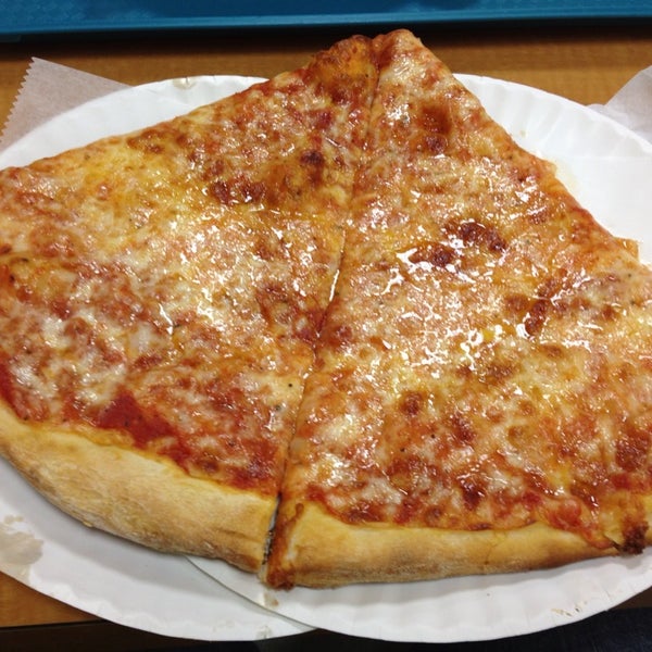 Foto tirada no(a) Krispy Pizza - Brooklyn por Joe C. em 5/27/2013