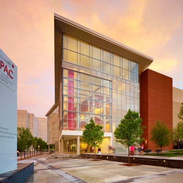 รูปภาพถ่ายที่ Durham Performing Arts Center (DPAC) โดย Durham Performing Arts Center (DPAC) เมื่อ 5/27/2015