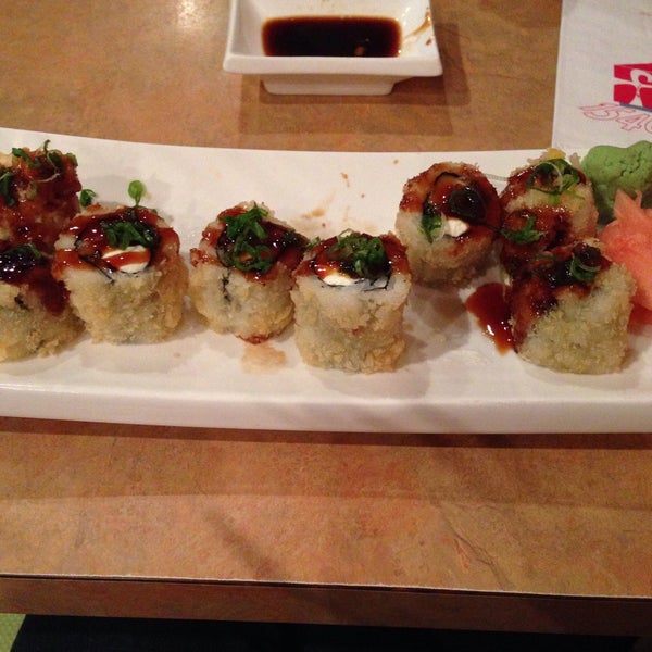 Снимок сделан в Fuji1546 Restaurant &amp; Bar пользователем Stacy T. 11/1/2015