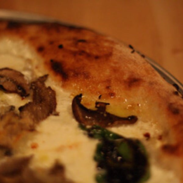 5/12/2013 tarihinde Joanie C.ziyaretçi tarafından Burrata Wood Fired Pizza'de çekilen fotoğraf