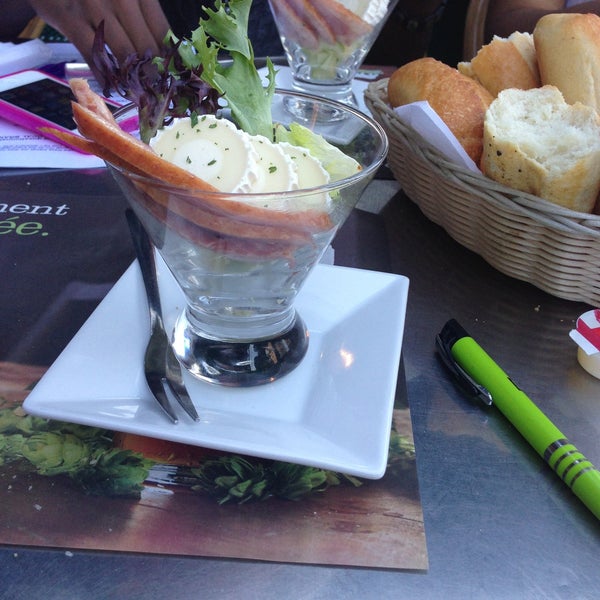 Foto diambil di Restaurant Le Fripon oleh Fatima P. pada 5/8/2013