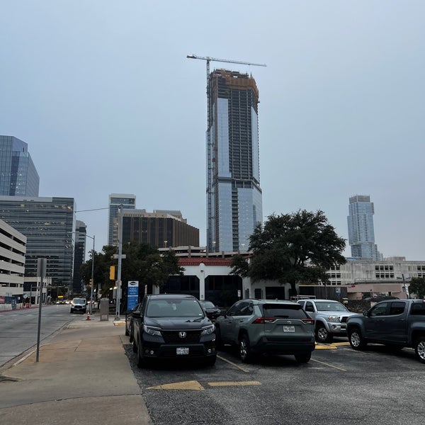 รูปภาพถ่ายที่ Downtown Austin โดย Konstantinos เมื่อ 11/14/2022