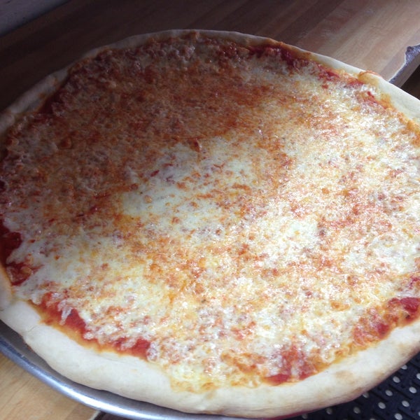 5/8/2013にLupe C.がLuigi&#39;s Pizzaで撮った写真