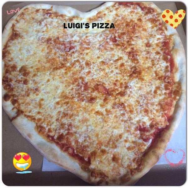 Foto diambil di Luigi&#39;s Pizza oleh Lupe C. pada 2/14/2015