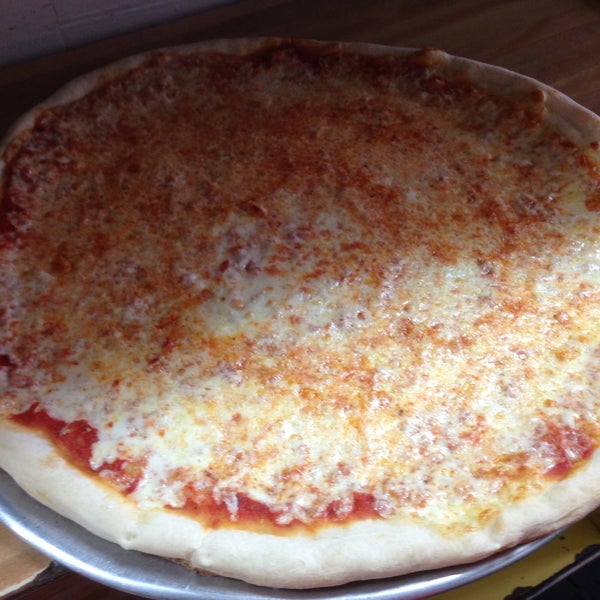 5/8/2013에 Lupe C.님이 Luigi&#39;s Pizza에서 찍은 사진
