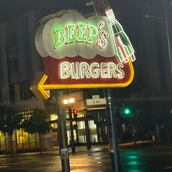 Foto diambil di Beep&#39;s Burgers oleh Richie W. pada 3/22/2023