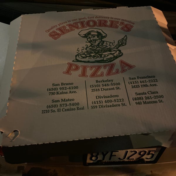 Снимок сделан в Seniore&#39;s Pizza пользователем Richie W. 6/8/2022