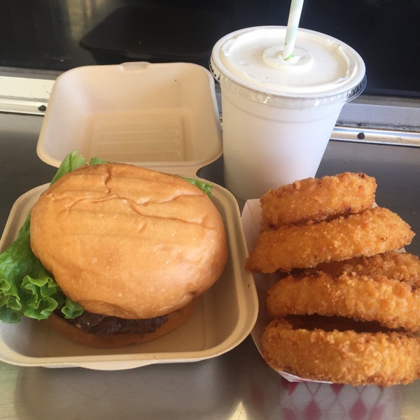 Снимок сделан в Beep&#39;s Burgers пользователем Richie W. 10/25/2019