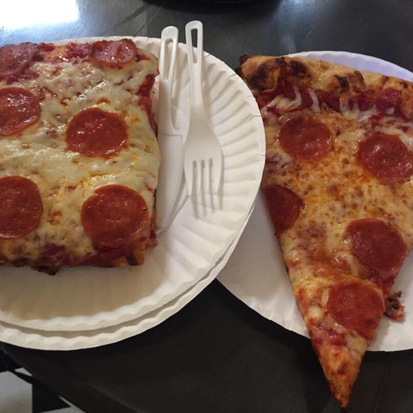 รูปภาพถ่ายที่ Marcello&#39;s Pizza โดย Richie W. เมื่อ 12/6/2018