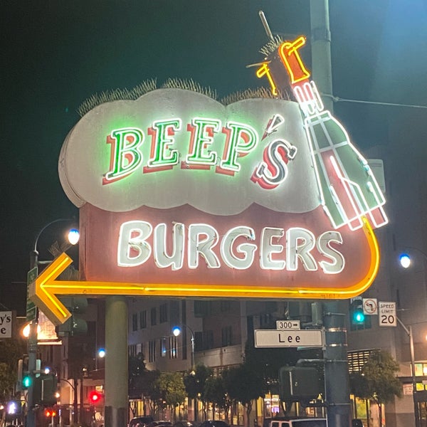 Снимок сделан в Beep&#39;s Burgers пользователем Richie W. 6/1/2022