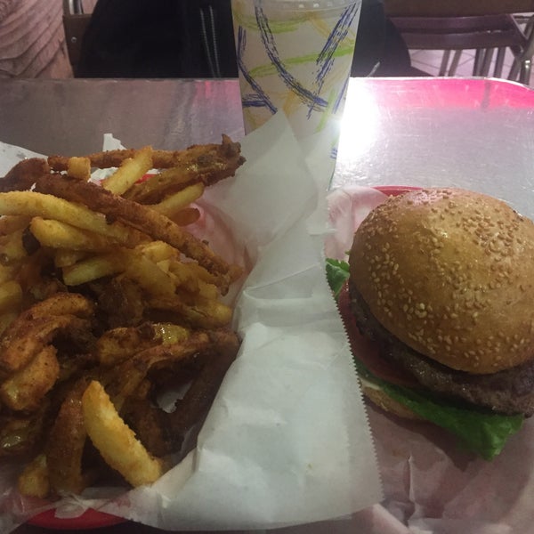 Photo taken at Pearl&#39;s Deluxe Burgers by Richie W. on 2/6/2020