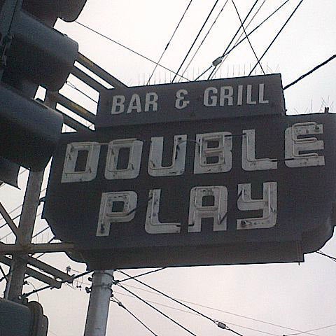 Foto tirada no(a) Double Play Bar &amp; Grill por Richie W. em 6/26/2013