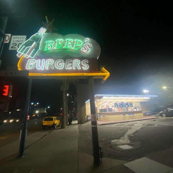 Foto diambil di Beep&#39;s Burgers oleh Richie W. pada 3/17/2023