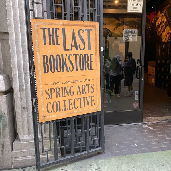 Foto diambil di The Last Bookstore oleh Richie W. pada 12/29/2023