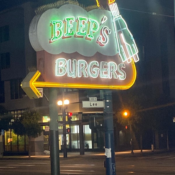 Photo taken at Beep&#39;s Burgers by Richie W. on 5/10/2023