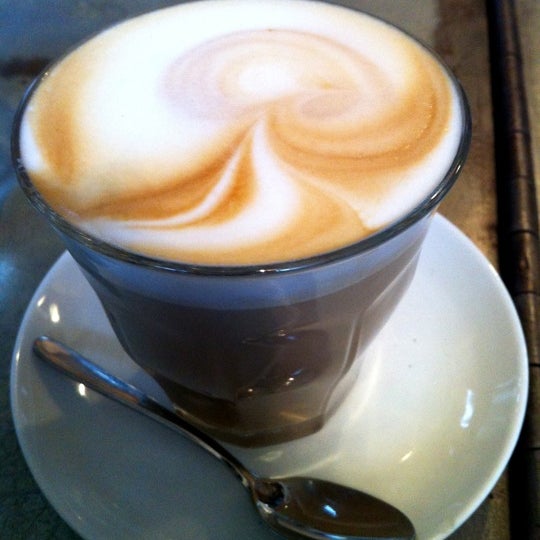 รูปภาพถ่ายที่ Bowery Coffee โดย Sally K. เมื่อ 10/28/2012