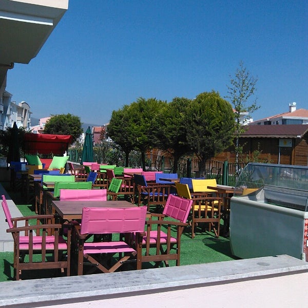 รูปภาพถ่ายที่ Ön Cadde Cafe &amp; Bistro โดย Serkan A. เมื่อ 4/15/2014