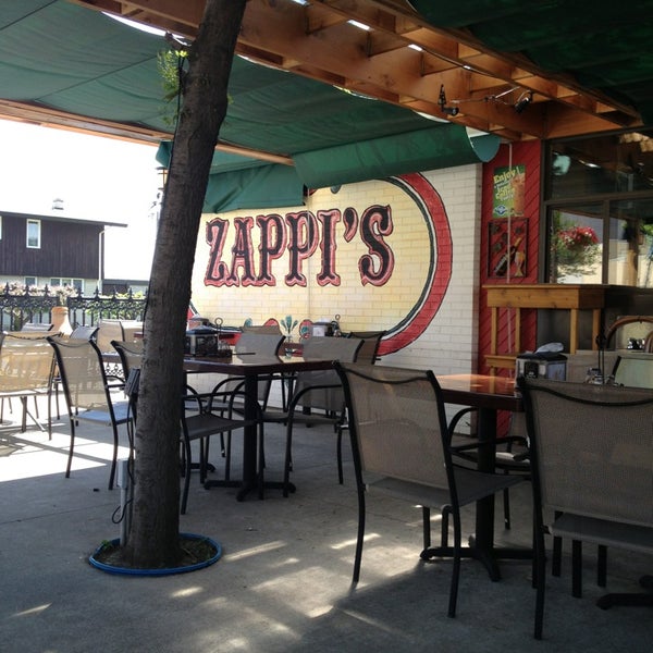 5/22/2013 tarihinde Konstantinos V.ziyaretçi tarafından Zappi&#39;s Italian Eatery - Pasta, Pizza and Subs'de çekilen fotoğraf