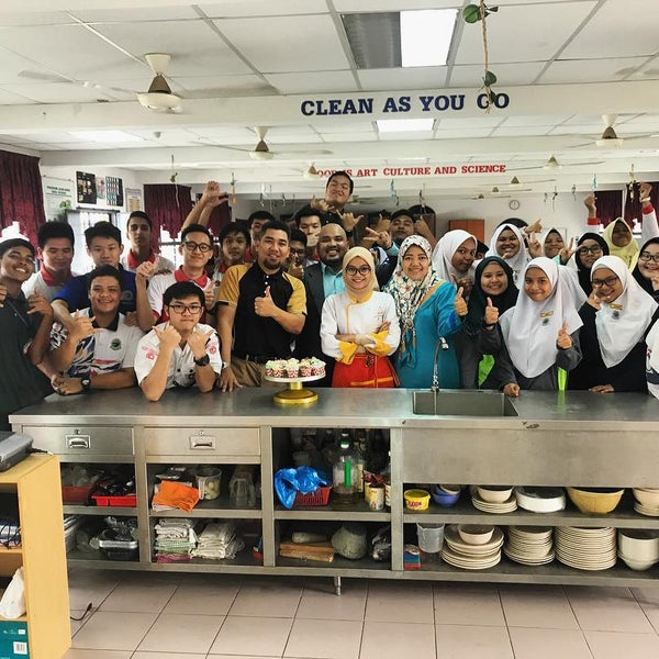 Collab make up artist and pastry. Кулич с вяленой клюквой. Baking academy. Baking academy. Кулич с вяленой клюквой.