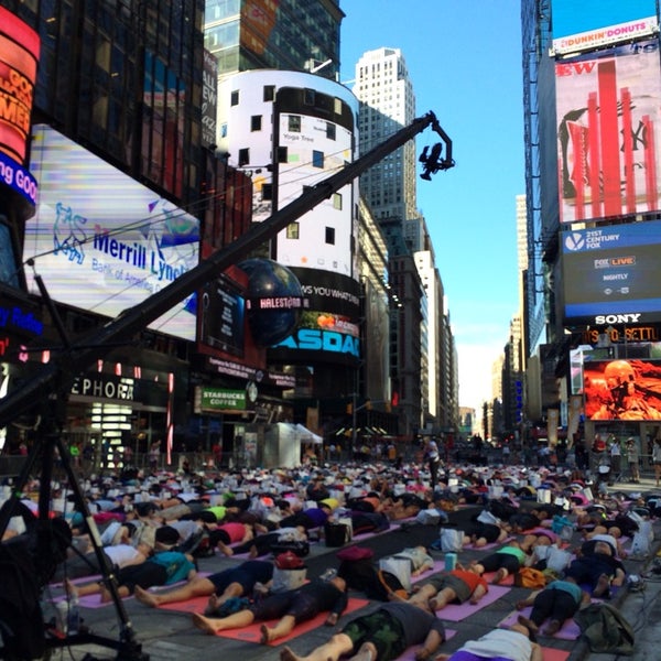 Das Foto wurde bei Solstice In Times Square von Soner B. am 6/21/2014 aufgenommen