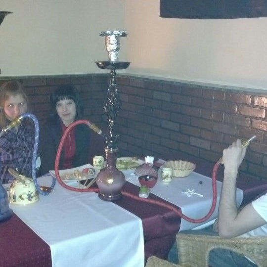 Наши гости) едят роллы, курят кальян, пьют чай, в общем отмечают 9 мая)