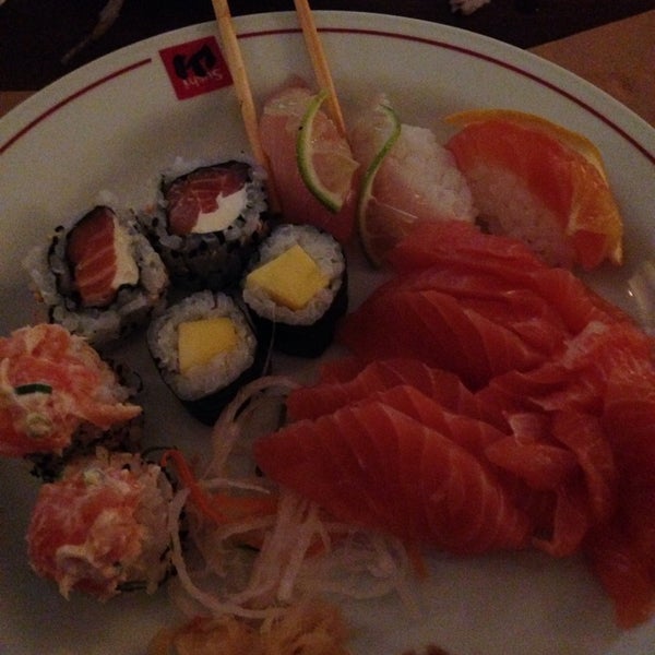 Foto tirada no(a) Sushi Yama por Bianca V. em 1/2/2014