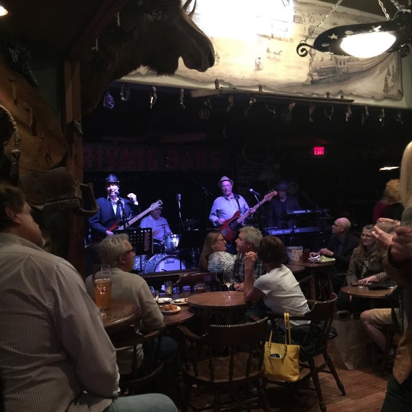 Foto tomada en The Cats Restaurant &amp; Tavern  por Lyena S. el 5/23/2015