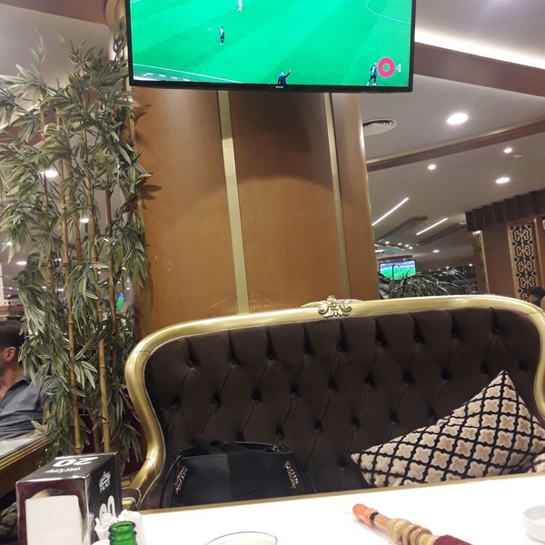 Das Foto wurde bei Palace Cafe Restaurant &amp; Bowling von kullanilmiyor am 9/18/2019 aufgenommen