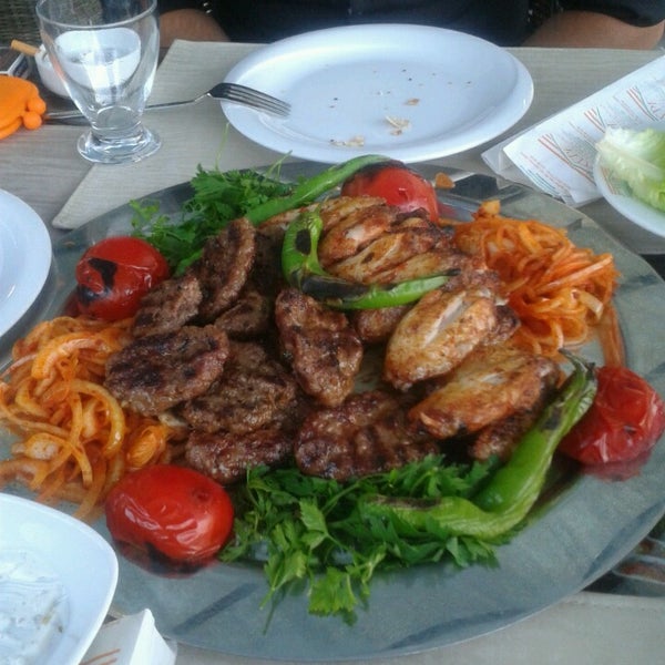Das Foto wurde bei Tepe Tesisleri Cafe Restaurant Kır Düğün Salonu von ✨🦋ARZU🦋✨ I. am 6/22/2013 aufgenommen
