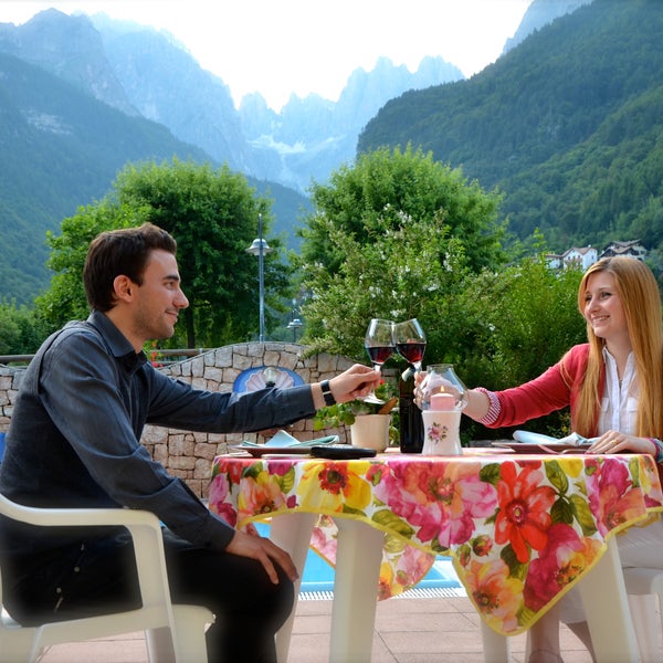 Gustatevi una deliziosa cenetta romantica... in nessun altro posto del mondo potete avere le Dolomiti in sala da pranzo!