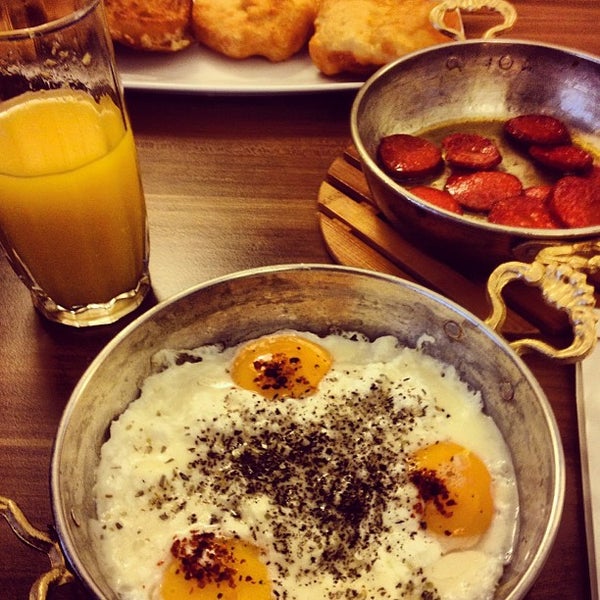Foto scattata a Baal Cafe &amp; Breakfast da Erbil K. il 3/23/2013