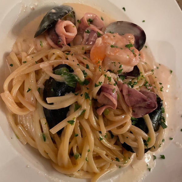 Снимок сделан в Sotto Mare Oysteria &amp; Seafood Restaurant пользователем Linton W. 8/27/2022