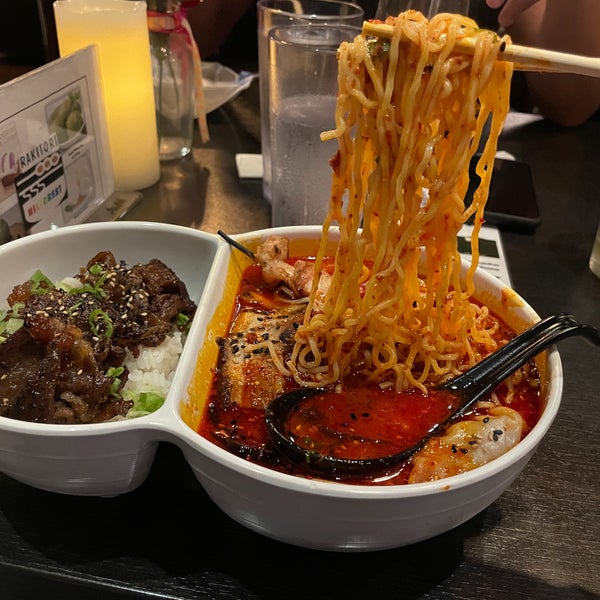 Rakitori Japanese Pub Grill Restaurant servant des ramen a Hillcrest