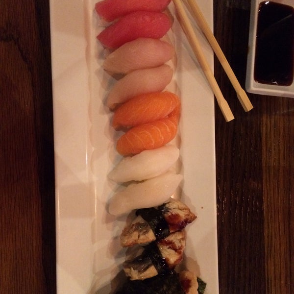 Снимок сделан в Mikoto Ramen &amp; Sushi Bar пользователем Linton W. 10/29/2017
