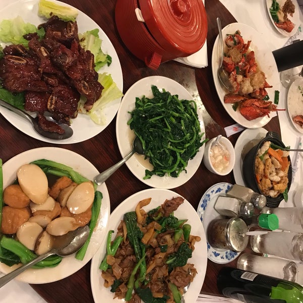 รูปภาพถ่ายที่ Confucius Seafood Restaurant โดย Linton W. เมื่อ 3/11/2019
