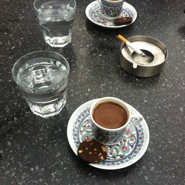 Das Foto wurde bei Yüzde Yüz Restaurant &amp; Cafe von Ercan G. am 5/13/2013 aufgenommen