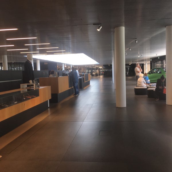 รูปภาพถ่ายที่ Mercedes-Benz Kundencenter โดย Jafar S. เมื่อ 8/21/2019