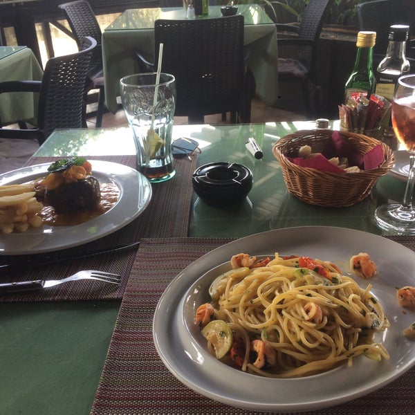 È tutto molto curato, consiglio la pasta e il pesce, anche se oggi abbiamo preferito il filetto da non dimenticare i dolci fatti in casa!!!!!!