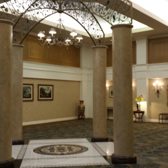 Foto tirada no(a) Biltmore Hotel &amp; Suites por Pechluck L. em 11/21/2013