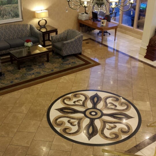 รูปภาพถ่ายที่ Biltmore Hotel &amp; Suites โดย Pechluck L. เมื่อ 11/20/2013