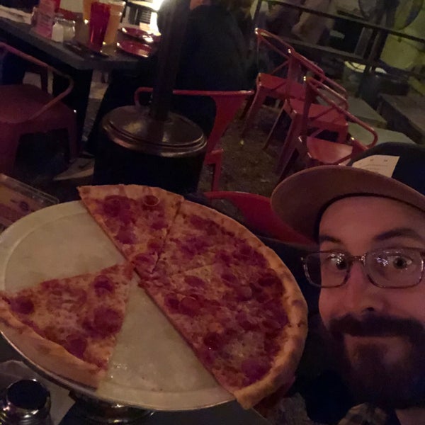 รูปภาพถ่ายที่ Home Slice Pizza โดย Brian H. เมื่อ 12/4/2019