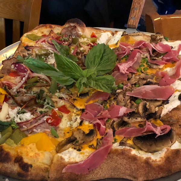5/6/2018 tarihinde Krista S.ziyaretçi tarafından The Original Goodfella&#39;s Brick Oven Pizza'de çekilen fotoğraf