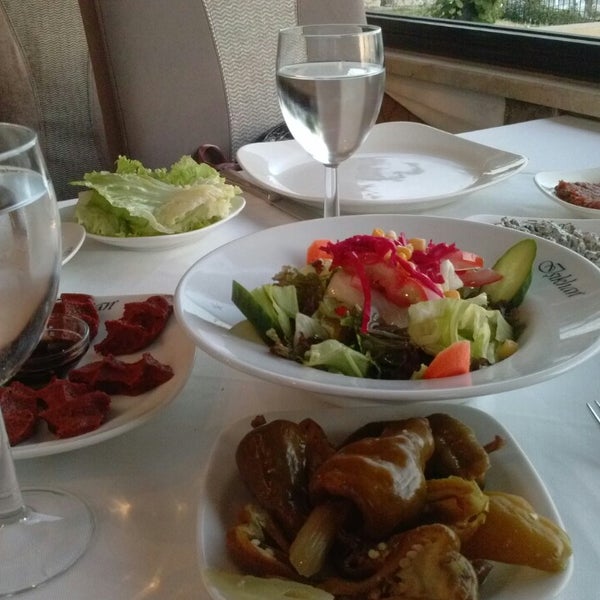5/20/2013にNazlı Y.がIşıkhan Restaurantで撮った写真