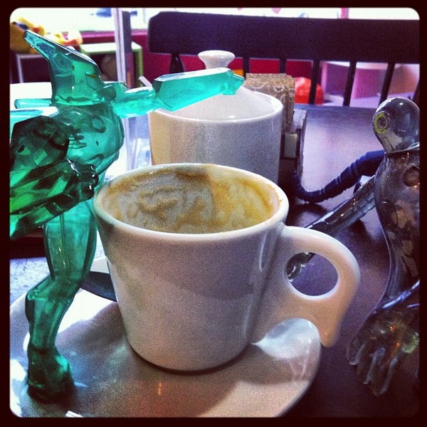 รูปภาพถ่ายที่ La Rauxa Café โดย lê l. เมื่อ 11/27/2012