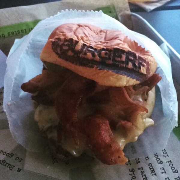 6/28/2015 tarihinde Gracie B.ziyaretçi tarafından BurgerFi'de çekilen fotoğraf