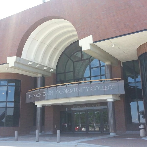 รูปภาพถ่ายที่ Johnson County Community College (JCCC) โดย Brittany H. เมื่อ 8/6/2013