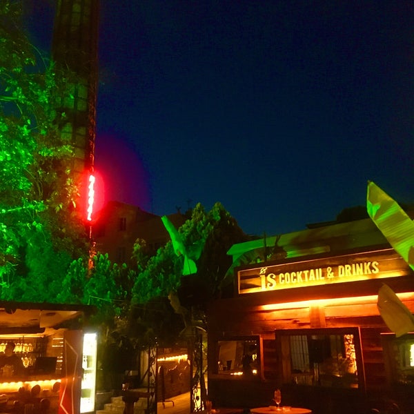 Photo taken at İş Cocktail Bar 🍹🍸🍻 by Tuğba on 5/14/2022
