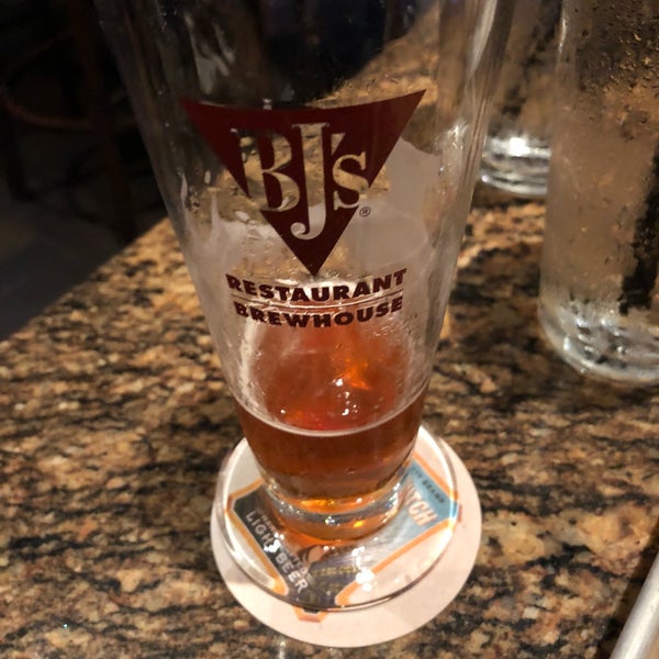 Photo taken at BJ&#39;s Restaurant &amp; Brewhouse by Xoséph on 9/13/2018