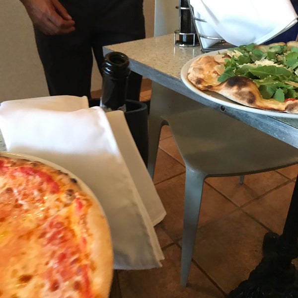 6/18/2017 tarihinde Xoséphziyaretçi tarafından Spris Pizza'de çekilen fotoğraf