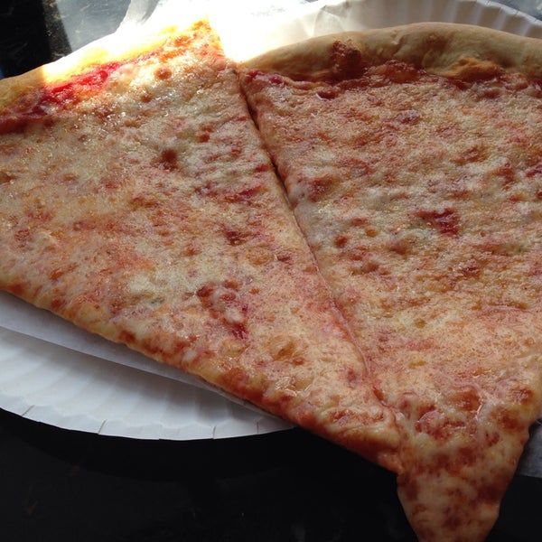 Foto scattata a Napoli Pizza &amp; Pasta da Forrest il 4/27/2014